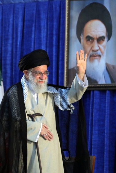 فیلم/لحظه ورودامام خامنه ای به جمع زائران حرم امام خمینی
