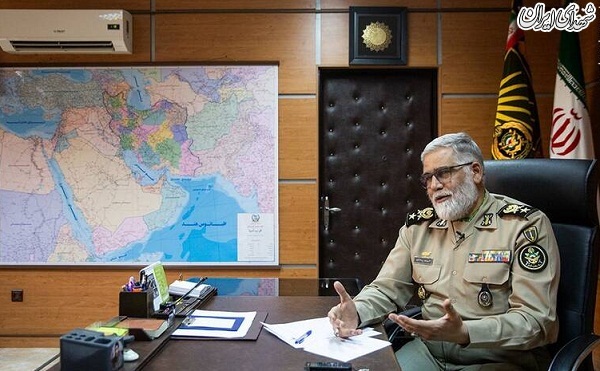 عکس بسیجی شهید روی میز فرمانده ارتشی