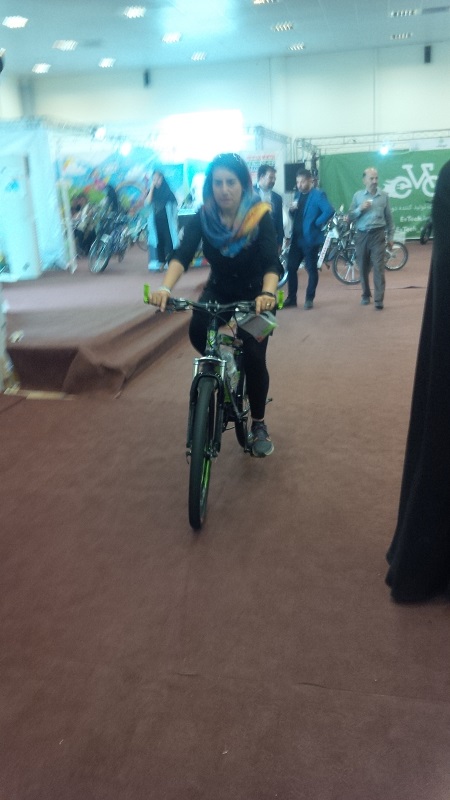 دوچرخه و موتور سواری بانوان در نمایشگاه شهرداری! + عکس