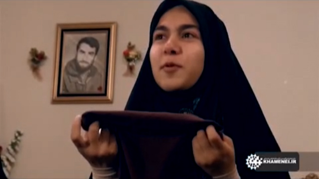 فیلم/بوسه رهبرانقلاب بر لباس یکی از شهدا به درخواست دختر شهید