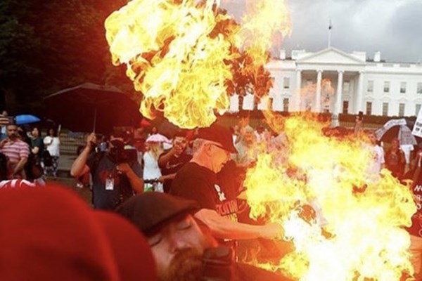 پرچم آمریکا در کاخ سفید به آتش کشیده شد