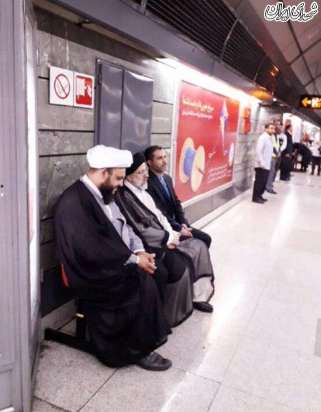 عکس/گفتگوی حجت‌الاسلام رئیسی با مردم در مترو