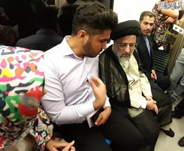 عکس/گفتگوی حجت‌الاسلام رئیسی با مردم در مترو