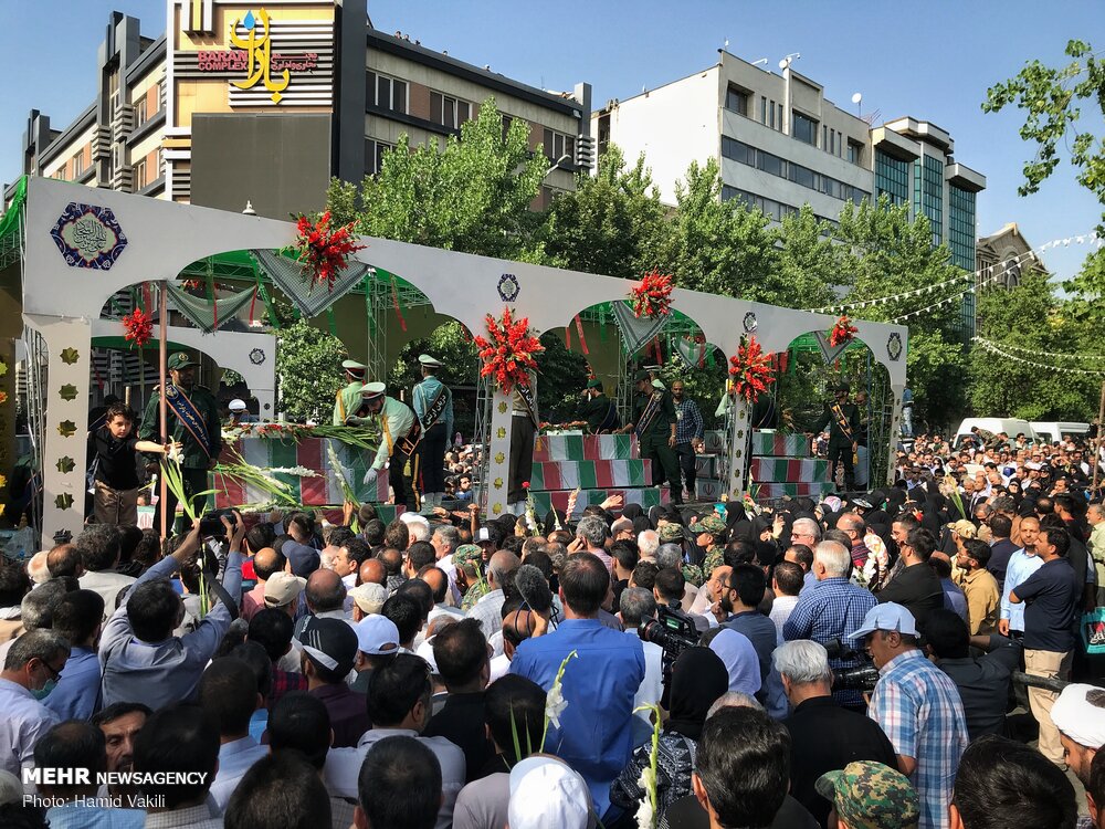 تشییع باشکوه 150 شهید در تهران/ حضور چشمگیر مادران شهدا