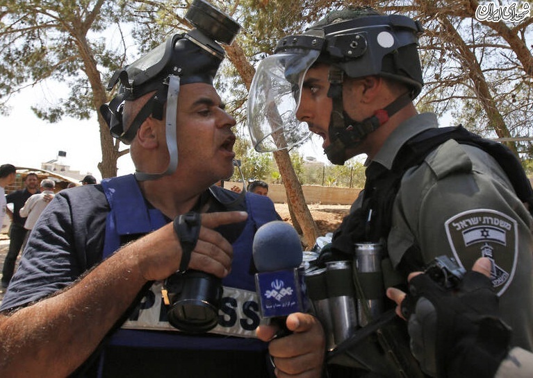 عکس/ درگیری خبرنگار صداوسیما با سرباز اسرائیلی