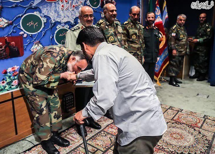 عکس/ بوسه فرمانده ارتشی بر دستان جانباز ۷۰درصد
