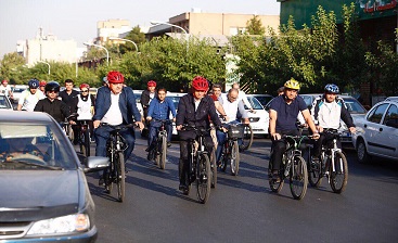 اجبار خبرنگاران زن برای استفاده از دوچرخه!/ رکاب زدن آقای شهردار با خبرنگاران زن! +عکس
