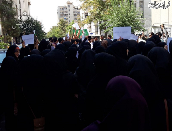 تجمع دانشجویان در اعتراض به کشتار مسلمانان در کشمیر