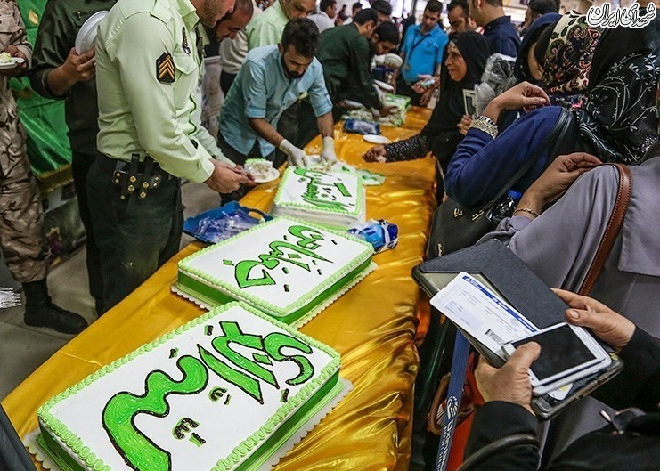 توزیع کیک ۸۰ کیلویی در فرودگاه اهواز
