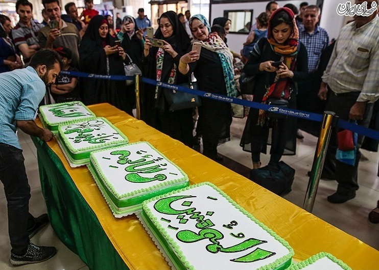 توزیع کیک ۸۰ کیلویی در فرودگاه اهواز