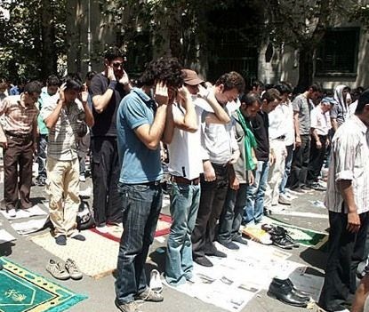 ۴۰ سال نمازجمعه تهران؛ از حضور هیئت آمریکایی تا ۱۴ شهید جمعه آخرِ سال