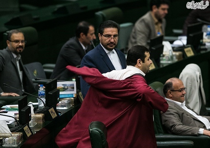 عکس/ تغییر لباس در جلسه علنی مجلس