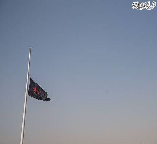 عکس/ اهتزاز بزرگترین پرچم یا حسین (ع)