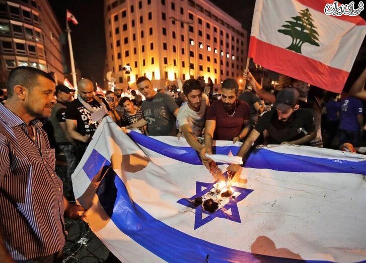 عکس/آتش زدن پرچم اسرائیل توسط معترضان لبنان