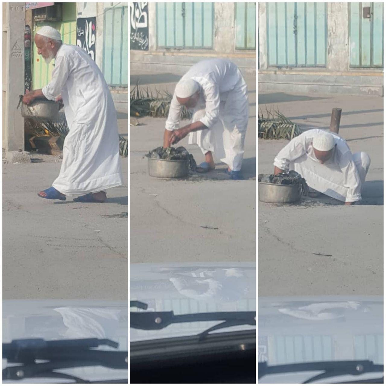 عکس/ امام جمعه گناوه در حال نظافت فاضلاب