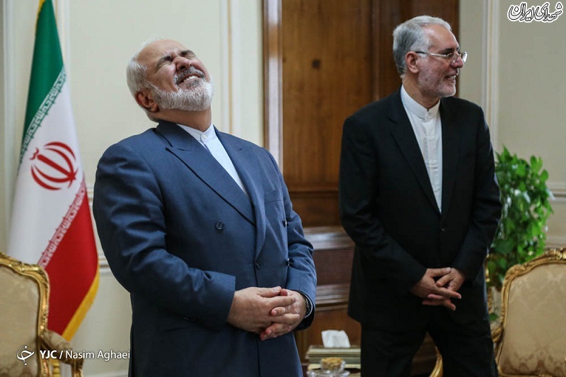 عکس/ خنده ظریف قبل از یک دیدار رسمی