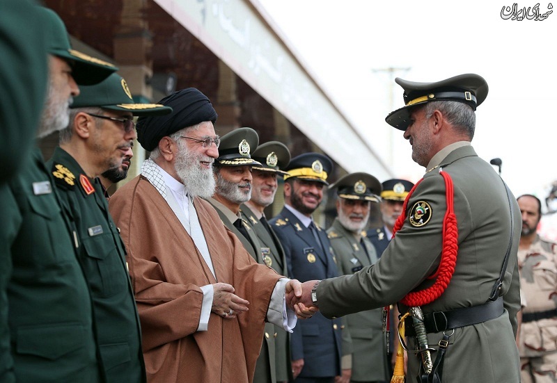 عکس/ لبخند گرم رهبرانقلاب به یک فرمانده