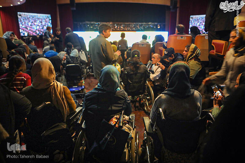 حضور ایستاده معلولین درکنار مسئولین نشسته +عکس