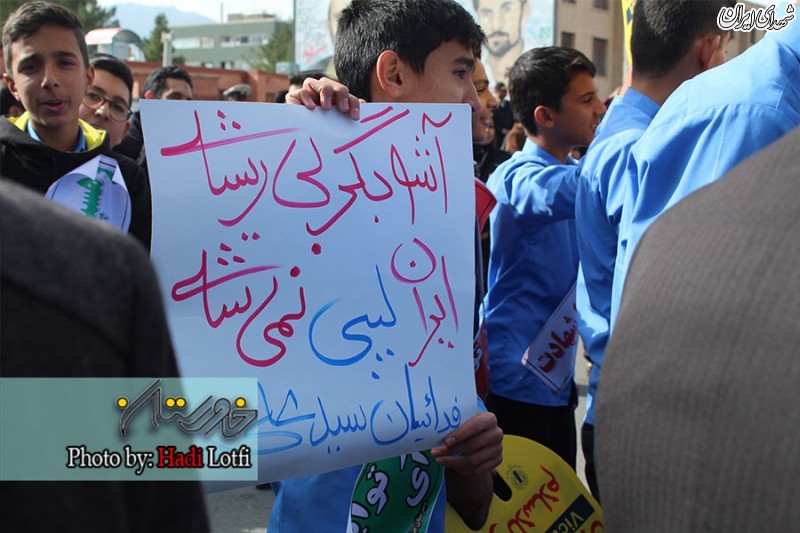 دست‌نوشته‌های جوانان در راهپیمایی مردم بیرجند