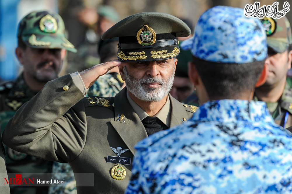 عکس/ احترام نظامی فرمانده کل ارتش به یک سرباز