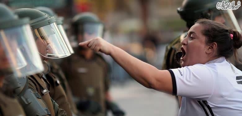 عکس/ مشاجره یک زن با پلیس ضد شورش