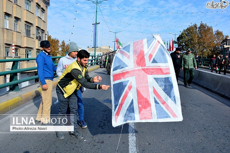 عکس/ آتش به جان پرچم انگلیس در قزوین
