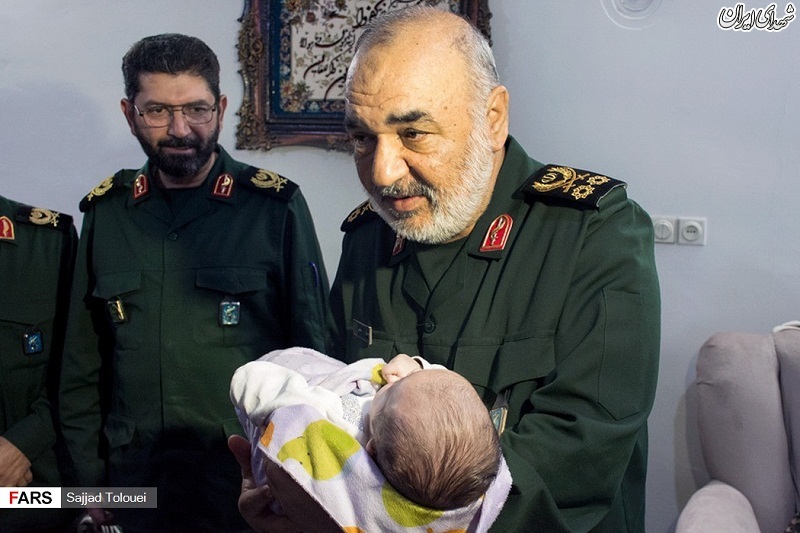 عکس/ نوزاد شهید اغتشاشات در آغوش فرمانده سپاه