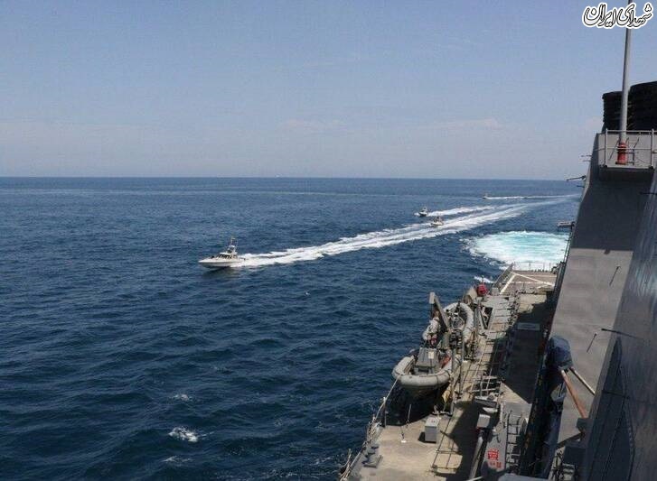 عکس/ احاطه ناو آمریکایی توسط قایق‌های سپاه