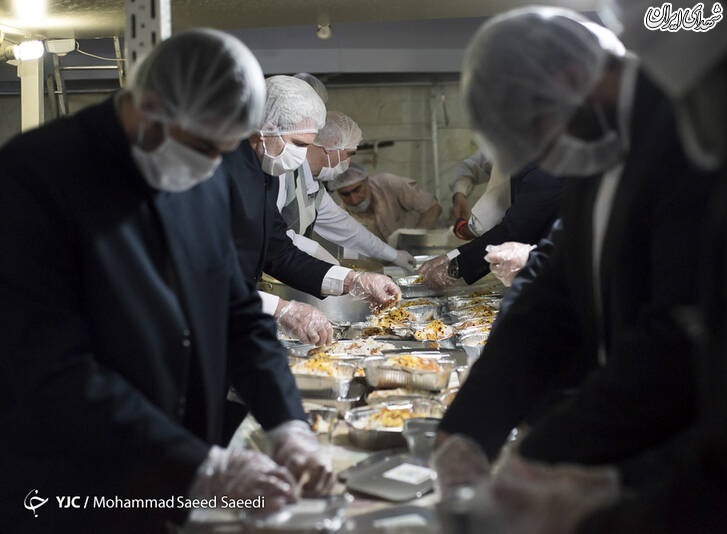 عکس/ طبخ غذای متبرک رضوی برای بیمارستان‌های تهران