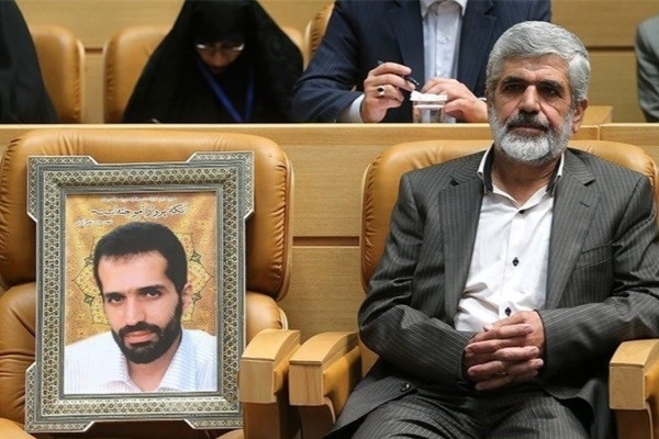 شجریان خیانت کار به مردم ایران است/ اگر این تابلو نصب شود مجددا آن را مخدوش خواهیم کرد