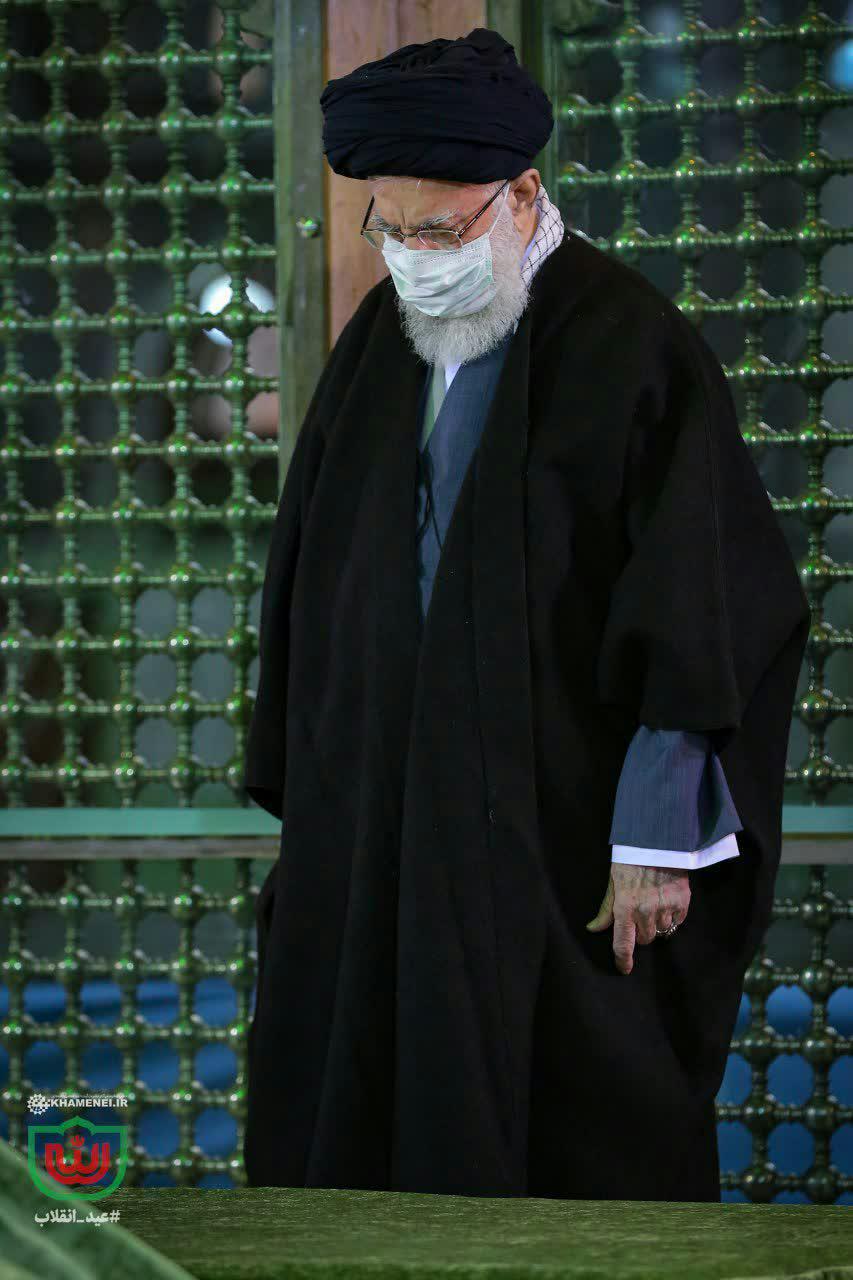 تصویری از حضور رهبر انقلاب در حرم امام