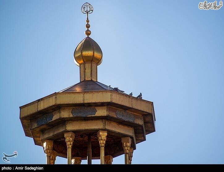 عکس/ تعویض پرچم گنبد حرم حضرت شاهچراغ(ع)