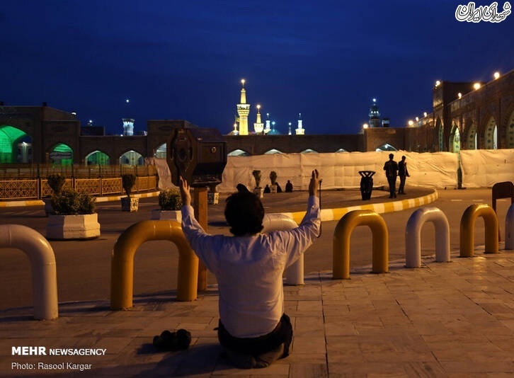 عکس/ حال و هوای آخرین شبهای ماه رمضان پشت درهای حرم رضوی