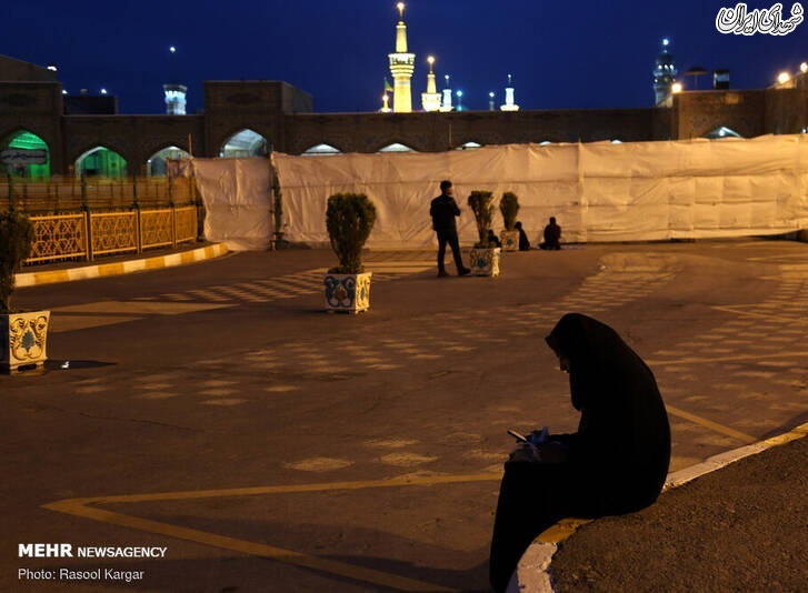 عکس/ حال و هوای آخرین شبهای ماه رمضان پشت درهای حرم رضوی