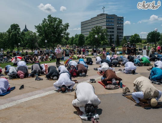 عکس/ اقامه نماز جماعت معترضان به نژادپرستی در آمریکا