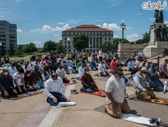 عکس/ اقامه نماز جماعت معترضان به نژادپرستی در آمریکا