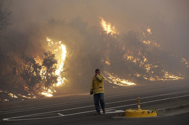 نبرد آتش‌نشانان با حریقِ مهارناپذیر در کالیفرنیا