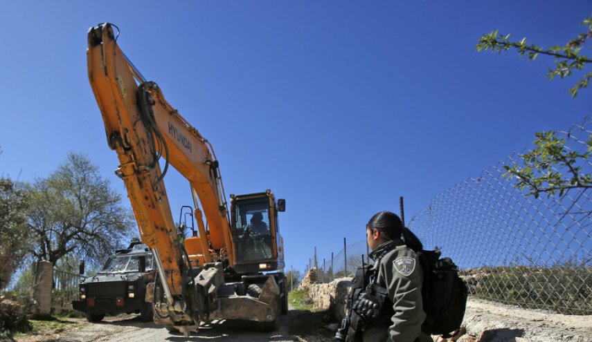 مقامات اسرائیل دو خانواده فلسطینی را مجبور به تخریب منازلشان کردند