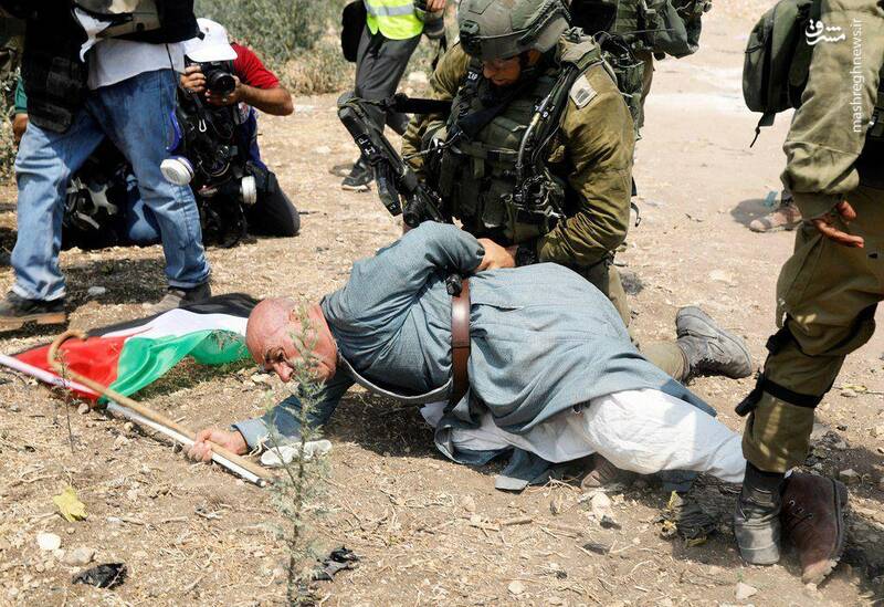 حمله نظانیان ارتش اشغالگر به یک پیرمرد فلسطینی