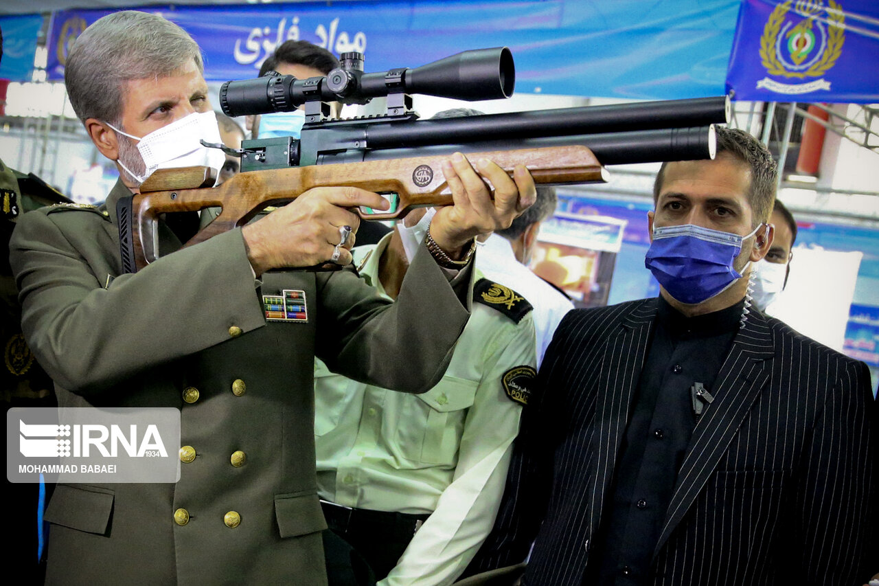 وزیر دفاع اسلحه به دست شد