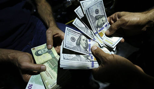 هجوم مردم برای خرید دلار