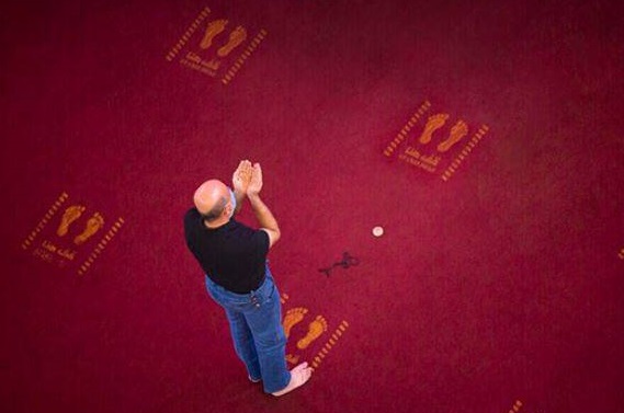 عکس/ نماز با رعایت فاصله اجتماعی در کربلا
