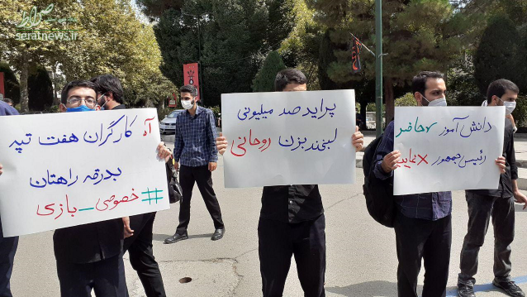 تصاویر/ اقدام نمادین دانشجویان در محل برگزاری سخنرانی روحانی