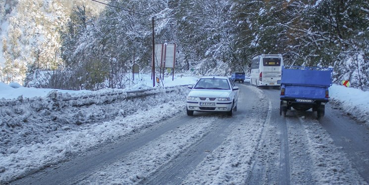 برف و باران در جاده‌های 11 استان