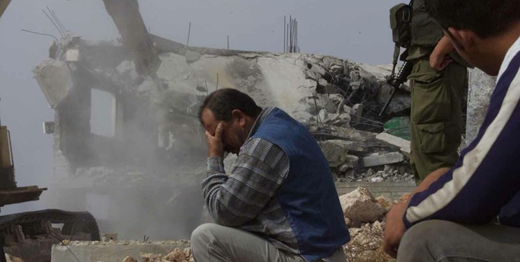 صهیونیست‌ها یک فلسطینی را مجبور به تخریب خانه خود کردند