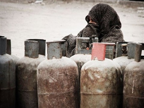مردم سیستان و بلوچستان همچنان در صف طولانی گاز/ اینجا سوز سرما، کرونا را از یادها می‌برد