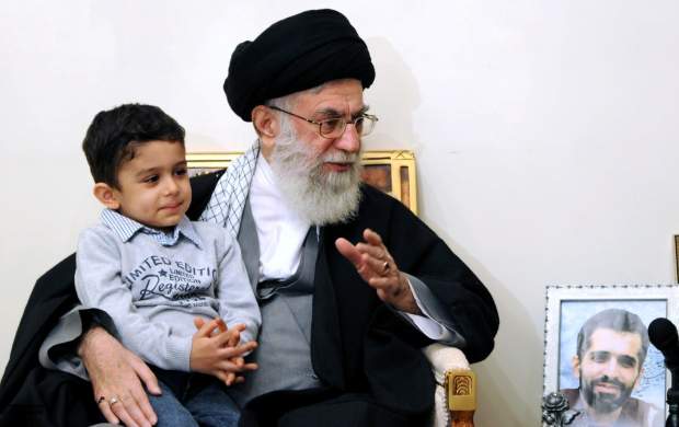 لحظاتی از حضور رهبر انقلاب در منزل شهید احمدی روشن