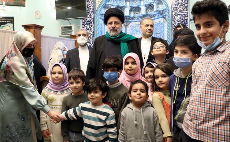 عکس رئیسی با کودکان ایرانی مقیم روسیه