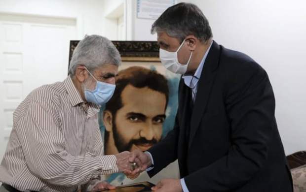 دیدار رئیس انرژی اتمی با خانواده شهید احمدی روشن