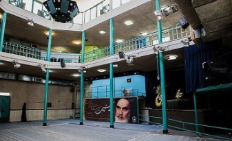 فرش قرمز برای مطرودان امام در حسینیه جماران!/ضرر نهضت آزادی حتی از منافقین بیشتر است